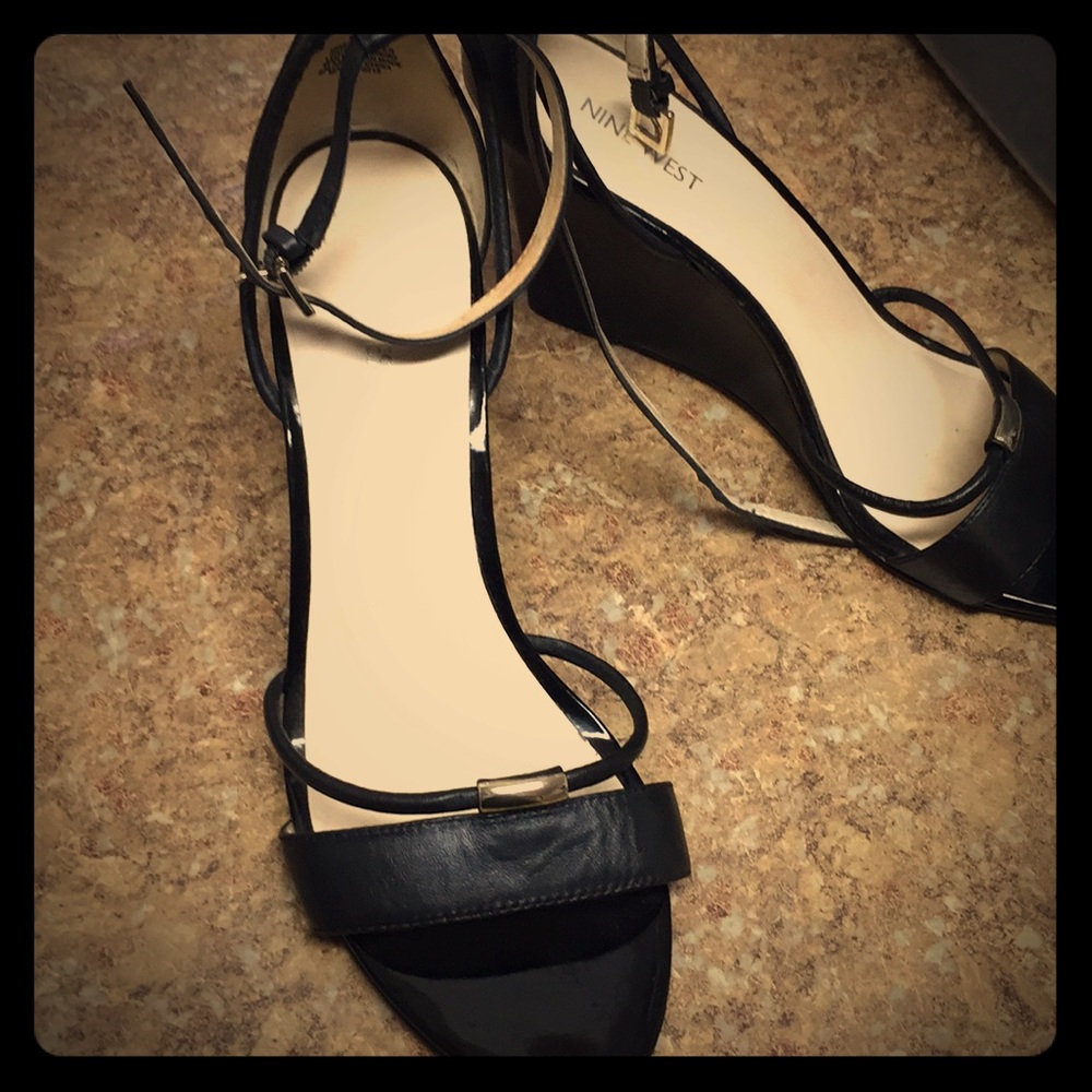 Real leather wedge with a strap